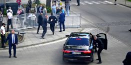 Словакия в шоке. Покушение на премьер-министра Фицо: 71-летний стрелок нанес ему три ранения