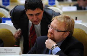 На фото: председатель комитета по законодательству Виталий Милонов (на первом плане) на заседании городского Законодательного собрания