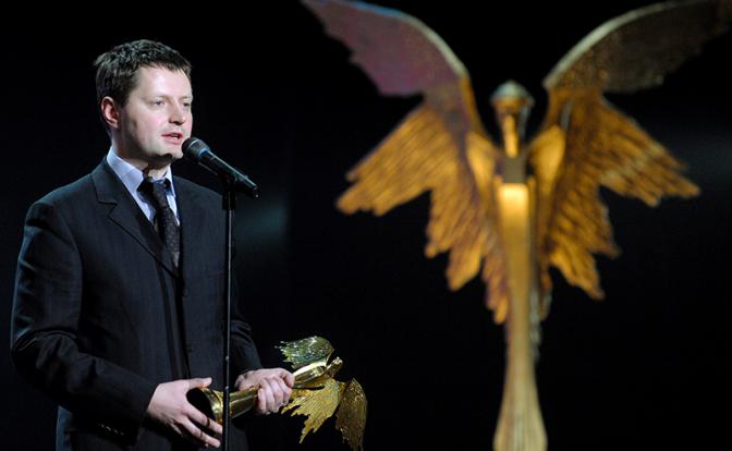На фото: тележурналист Алексей Пивоваров получил приз за телевизионный фильм "Ржев. Неизвестная битва Г.Жукова" на церемонии вручения наци