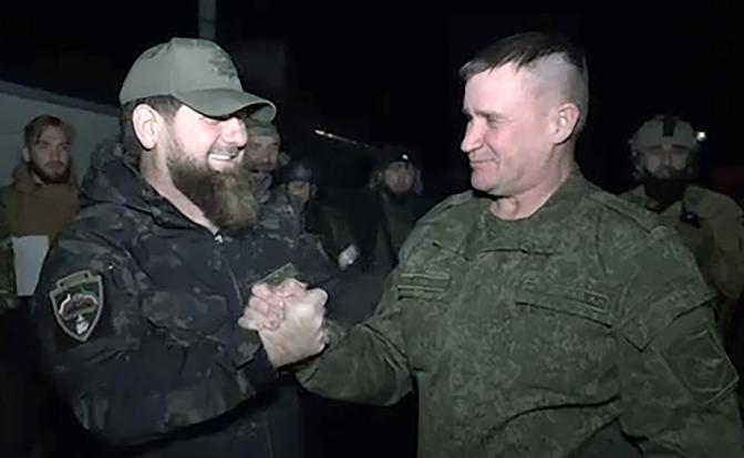 На фото: генерал-лейтенант Вооруженных сил России Андрей Мордвичев (слева направо)