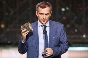 На фото: журналист Юрий Подоляка, получивший награду в номинации "За вклад в просвещение" в сфере "Мы вместе", во время церемонии награждения победителей просветительской премии "Знание" в Государственном Кремлевском дворце (ГКД), 2022 год.