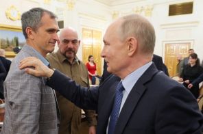 На фото: президент РФ Владимир Путин (справа) и журналист Юрий Подоляка (слева) во время встречи с военными корреспондентами в Кремле, 2023 год.