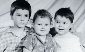 На фото: Данила Козловский в детстве (справа) с братьями Егором и Иваном