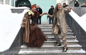 На фото: актер Никита Джигурда и его жена фигуристка Марина Анисина после церемонии бракосочетания в Грибоедовском ЗАГСЕ