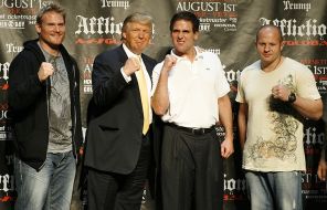 Федор Емельяненко, Дональд Трамп, Марк Кьюбан и Джош Барнетт во время пресс-конференции, объявляющей о их бое в рамках "Трилогии" Affliction M-1 Global. Они встретятся 1 августа 2009