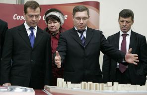 На фото: первый вице-премьер РФ Дмитрий Медведев, губернатор Тюменской области Владимир Якушев и министр регионального развития РФ Дмитрий Козак (слева направо) во время осмотра планов строительства города, 2008