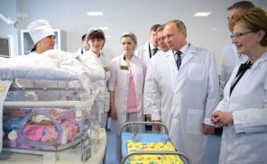 На фото: президент РФ Владимир Путин (в центре) и министр здравоохранения РФ Вероника Скворцова (справа) во время посещения нового перинатального центра