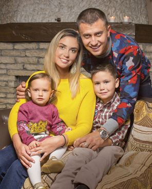 На фото: Павел Прилучный с женой Агатой Муцениеце и детьми