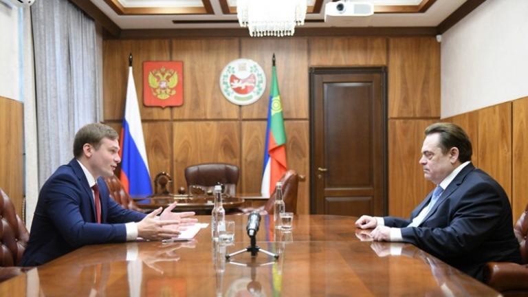 На фото: глава Республики Хакасия Валентин Коновалов во время втсречи с Председателем Комитета по делам национальностей Геннадием Семигиным, 2023 год.