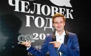 На фото: актер Александр Петров, победивший в номинации "Актер года", на церемонии вручения 16-й ежегодной премии "Человек года 2018".