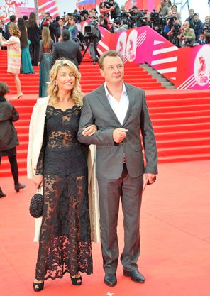 На фото: актеры Марат Башаров и его жена Екатерина Архарова во время церемонии открытия 36-го Московского международного кинофестиваля в театре "Россия", 2014 год.