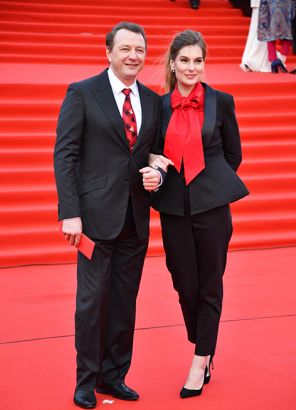 На фото: актер Марат Башаров с женой Елизаветой Шевырковой на церемонии открытия 40-го Московского международного кинофестиваля, 2018 год.