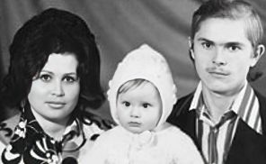 На фото: Дана Борисова с родителями 