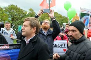 На фото: телеведущий Борис Корчевников (второй слева) и депутат Госдумы РФ Виталий Милонов (в центре) во время масштабной акции "Битва за жизнь" против абортов на Суворовской площади в Москве, 2016 год