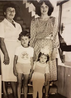 На фото: Наталья Медведева с мамой и старшим братом