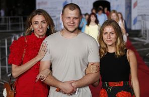 На фото: Светлана Бондарчук с сыном Сергеем (слева направо) перед просмотром фильма, 2015