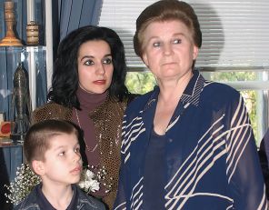 На фото: первая в мире женщина-космонавт Валентина Терешкова (на снимке справа), ее дочь Елена Майорова (в центре) и внук Алексей (слева), 2003