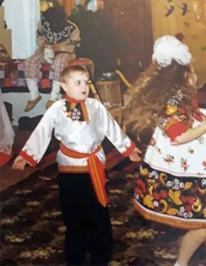 Архивное фото, на котором Дмитрий Красилов запечатлен ребенком. «Талантливый человек талантлив во всем и всегда! Узнали пацана?», — написал танцор на своей странице в соцсети, проставив хэштег «Пухляш начало».