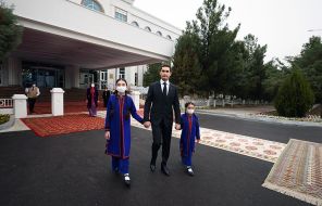 На фото: сын действующего президента Туркмении, кандидат от правящей Демократической партии Туркменистана Сердар Бердымухамедов, занимающий пост вице-премьера, со своей семьей после голосования 