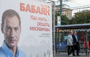 На фото: агитационный баннер в поддержку кандидата в депутаты Мосгордумы Романа Бабаяна, 2019