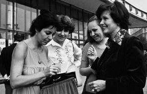 На фото: собирательницы автографов во время получения подписи от актрис Фатьмы Гарик(слева) и Натальи Фатеевой, 1977
