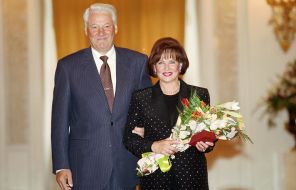 На фото: президент России Б. Ельцин (слева) во время вручения медали "В память 850-летия Москвы" актрисе Наталье Фатеевой, 1997