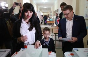 На фото: временно исполняющий обязанности губернатора Челябинской области Алексей Текслер с супругой Ириной и сыном во время голосования, 2019