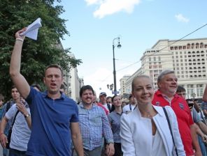 На фото: кандидат в мэры Москвы Алексей Навальный * (слева) на Моховой улице после подачи собранных в свою поддержку подписей в Мосгоризбирком, 2013 год.