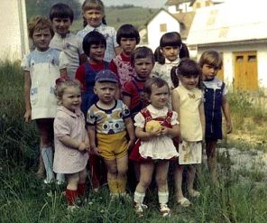 Мелания(вторая справа) в детстве