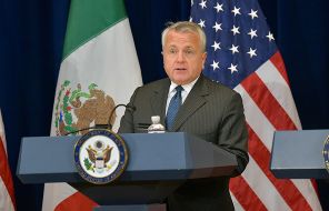 На фото: заместитель госсекретаря США Джон Салливан выступает с речью на втором американо-мексиканском стратегическом диалоге по противодействию транснациональным преступным организациям, 2017