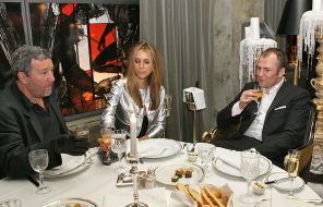На фото: французский дизайнер Филипп Старк (слева) и председатель правления МДМ-Банка Андрей Мельниченко (справа) с супругой в ресторане "Bon", 2006 год