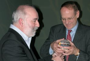 На фото: председатель совета директоров Тюменской нефтяной компании Виктор Вексельберг (слева) и эксперт аукциона "Сотбис" Джерод Хилл (справа) на открытии прощальной выставки коллекции яиц Фаберже, купленной Вексельбергом, 2004