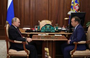 На фото: президент РФ Владимир Путин и временно исполняющий обязанности губернатора Курганской области Вадим Шумков (слева направо) во время встречи в Кремле