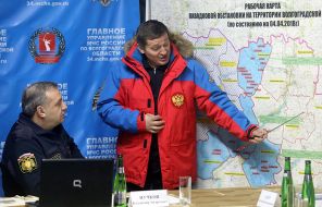 На фото: глава МЧС РФ Владимир Пучков и губернатор Волгоградской области Андрей Бочаров (слева направо) 