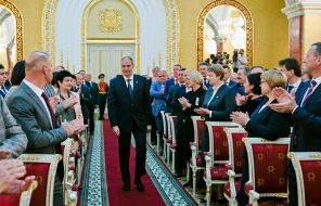 На фото: избранный губернатор Оренбургской области Денис Паслер во время церемонии вступления в должность в зале торжеств областного правительства