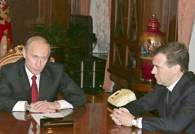 Владимир Путин и Дмитрий Медведев (слева направо) на встрече в Кремле.