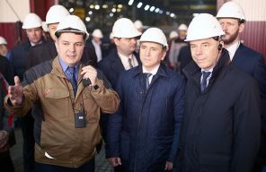 На фото: губернатор Тюменской области Александр Моор (в центре) и первый вице-премьер РФ - министр финансов РФ Антон Силуанов (справа)