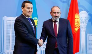 На фото: премьер-министр Казахстана Алихан Смаилов и премьер-министр Армении Никол Пашинян (слева направо) во время церемонии фотографирования перед началом заседании Евразийского межправительственного совета (ЕМПС) 