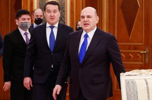 На фото: премьер-министр РФ Михаил Мишустин и премьер-министр Казахстана Алихан Смаилов (справа налево) во время встречи участников заседания Евразийского межправительственного совета (ЕМПС)