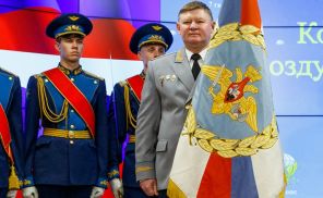 На фото: командующий Воздушно-десантными войсками РФ Андрей Сердюков (на первом плане) на церемонии вручения штандарта? 2016