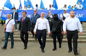 На фото: Илья Кива (в центре) во время марша, организованного украинской партией "Оппозиционная платформа - За жизнь" (ОПЗЖ), в 76-ю годовщину Победы в Великой Отечественной войне, 2021 год