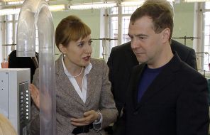 На фото: слева – исполнительный директор Смоленской ткацкой фабрики Нина Никонова, супруга Вячеслава Никонова
