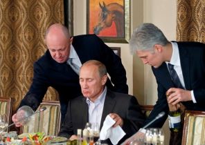 На фото: бизнесмен Евгений Пригожин (слева) подает еду премьер-министру России Владимиру Путину (в центре) во время ужина в ресторане Пригожина под Москвой