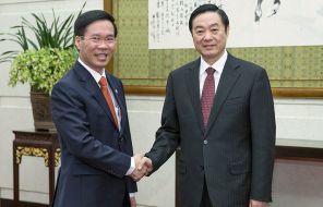 На фото: глава отдела по связям с общественностью Центрального комитета Коммунистической партии Китая Лю Цибао (справа) встречается со своим коллегой из Коммунистической партии Вьетнама (КПВ) Во Ван Тхуонгом в Пекине