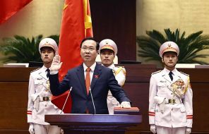На фото: Новоизбранный президент Вьетнама Во Ван Тхыонг приносит присягу на верность Конституции в здании парламента в Ханое