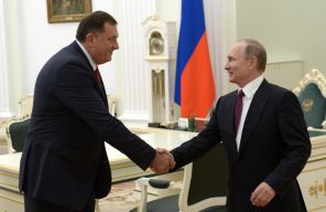 На фото: президент Республики Сербской Боснии и Герцеговины Милорад Додик и президент РФ Владимир Путин (слева направо) во время встречи в Кремле, 2016