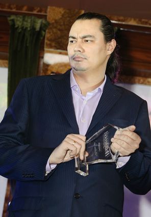 На фото: режиссер Жора Крыжовников (Андрей Першин) на церемонии награждения, 2013