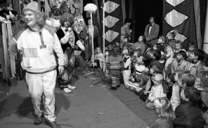 На фото: Театр кошек Юрия Куклачева. Клоун Юрий Куклачев среди детей. 