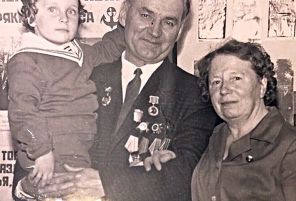 Дмитрий с бабушкой и дедушкой