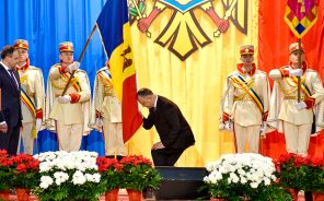 Избранный президент Молдавии Игорь Додон (в центре) во время церемонии инаугурации, 2016 год